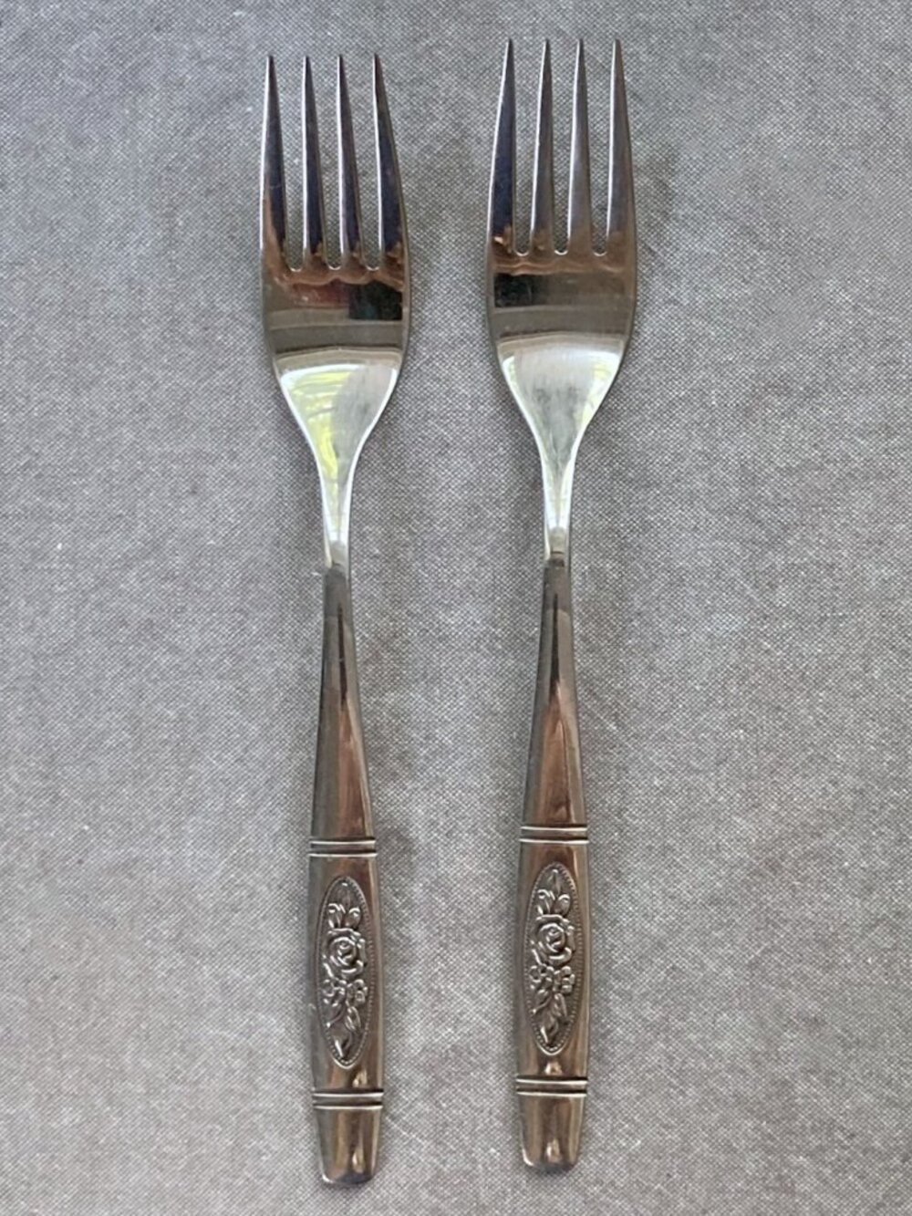 Oneida Distinction “Rose Pendant” Deluxe Stainless, HH, Dinner Forks, Set of 2